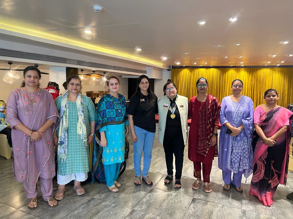 Presentation at a forum gallery image 13